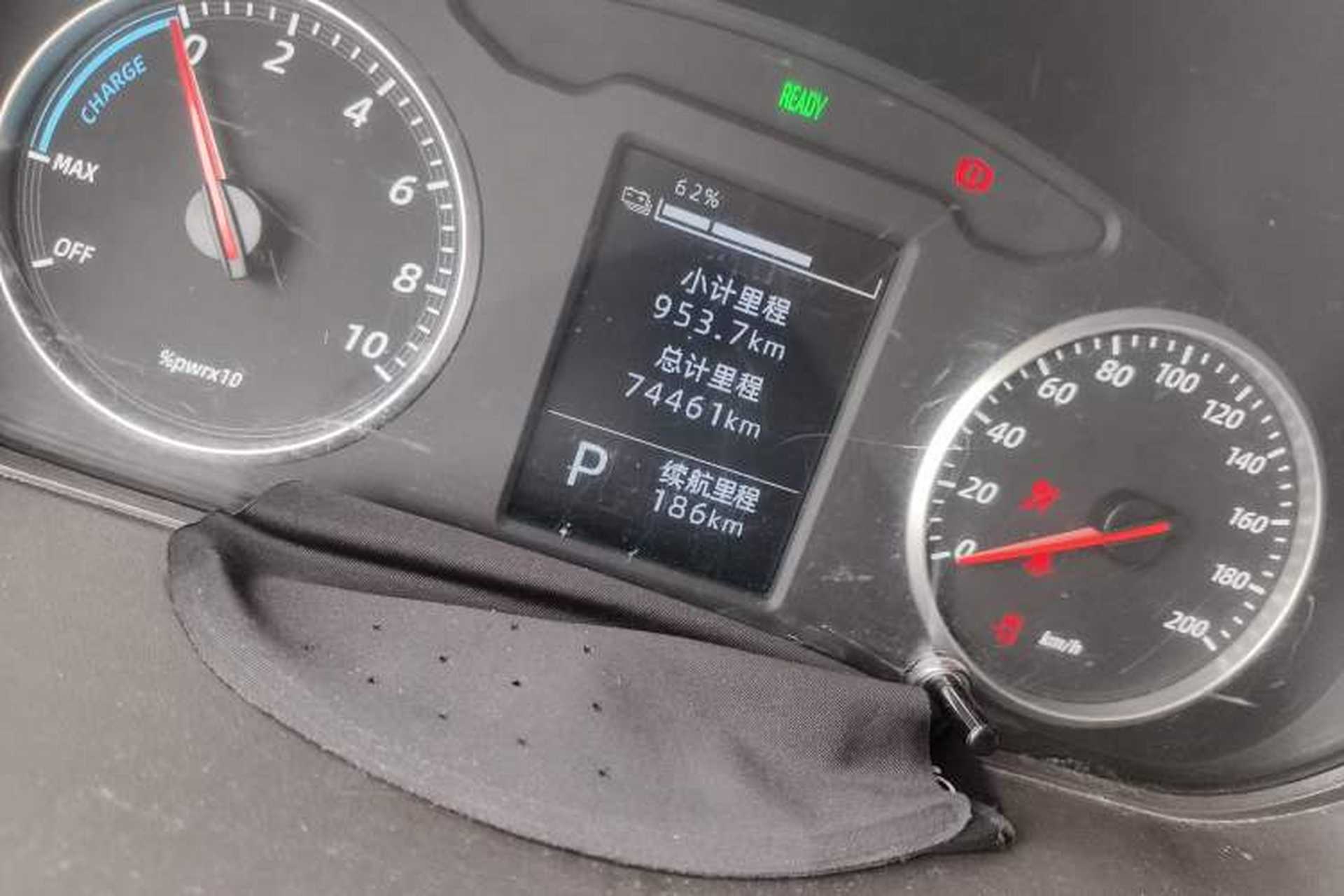 Used Wuling Rongguang EV 2022 Base Model Enclosed-Window Vehicle with 5 Seats Powered by Penghui Battery Odometer Close Up