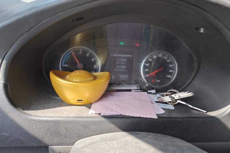 Used Wuling Rongguang EV 2022 Basic Model Enclosed-Window Vehicle with 2 Seats Equipped with Penghui Battery Odometer Close Up