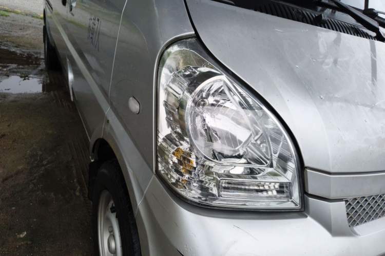Used Wuling Rongguang EV 2022 Basic Passenger Bus Powered by Penghui Battery Right Front Headlight