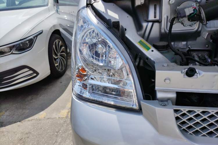 Used Wuling Rongguang EV 2022 Basic Passenger Bus Powered by Penghui Battery Right Front Headlight