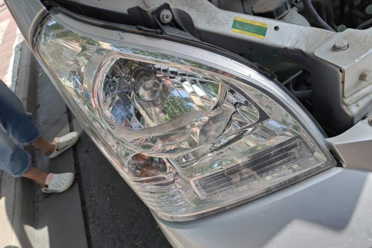 Used Wuling Rongguang EV 2022 Basic Model Enclosed-Window Vehicle with 2 Seats Equipped with Penghui Battery Right Front Headlight