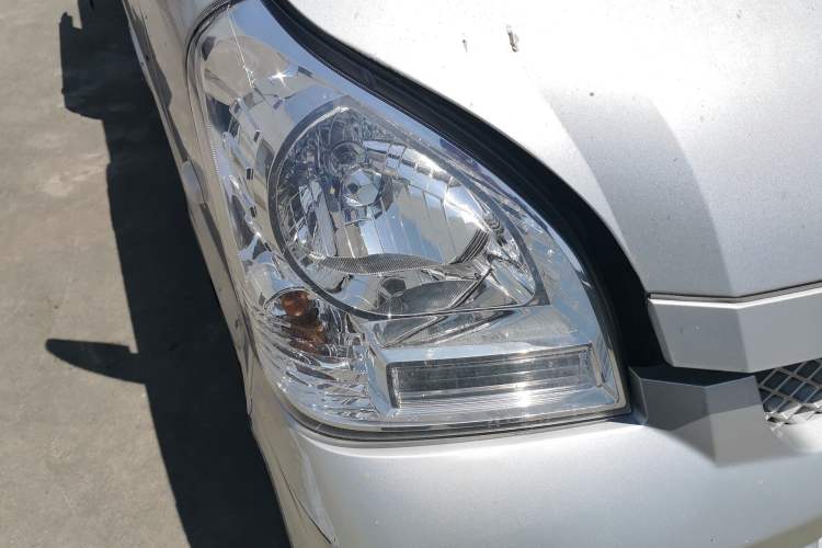 Used Wuling Rongguang EV 2022 Basic Passenger Bus Powered by Penghui Battery Right Front Headlight