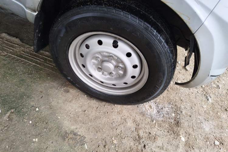 Used Wuling Rongguang EV 2022 Basic Passenger Bus Powered by Penghui Battery Right Front Wheel Hub