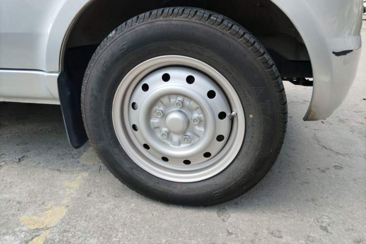 Used Wuling Rongguang EV 2022 Basic Passenger Bus Powered by Penghui Battery Right Front Wheel Hub