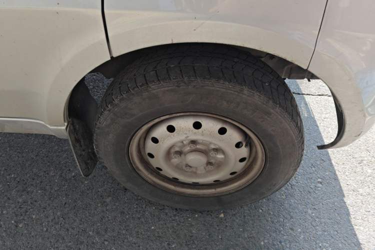 Used Wuling Rongguang EV 2022 Basic Model Enclosed-Window Vehicle with 2 Seats Equipped with Penghui Battery Right Front Wheel Hub