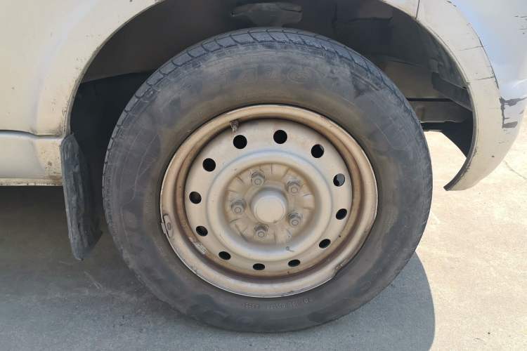 Used Wuling Rongguang EV 2022 Basic Passenger Bus Powered by Penghui Battery Right Front Wheel Hub