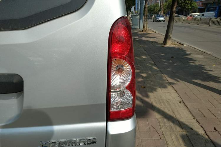 Used Wuling Rongguang EV 2022 Basic Passenger Bus Powered by Penghui Battery Right Rear Taillight