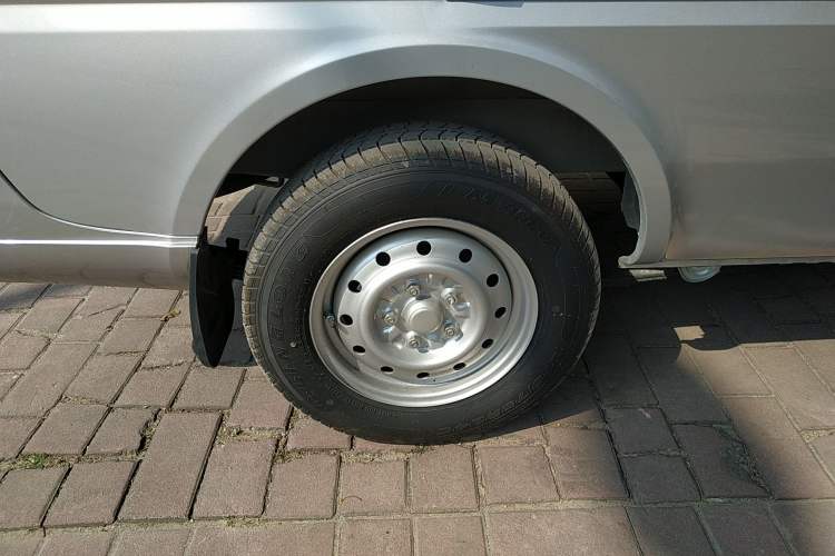 Used Wuling Rongguang EV 2022 Basic Passenger Bus Powered by Penghui Battery Right Rear Wheel Hub
