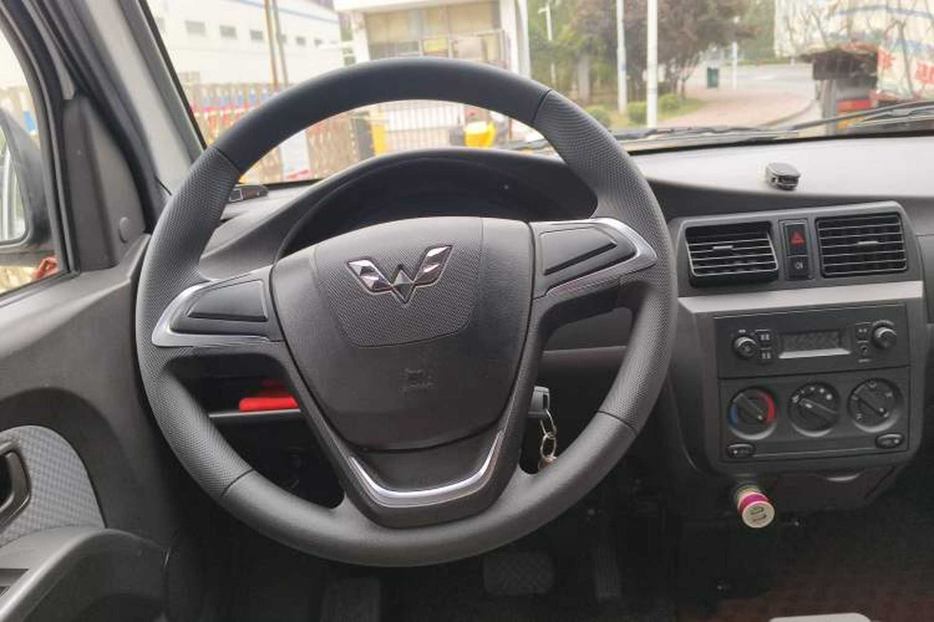Used Wuling Rongguang EV 2022 Base Model Enclosed-Window Vehicle with 5 Seats Powered by Penghui Battery Steering Wheel