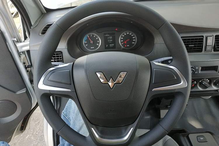 Used Wuling Rongguang EV 2022 Basic Passenger Bus Powered by Penghui Battery Steering Wheel