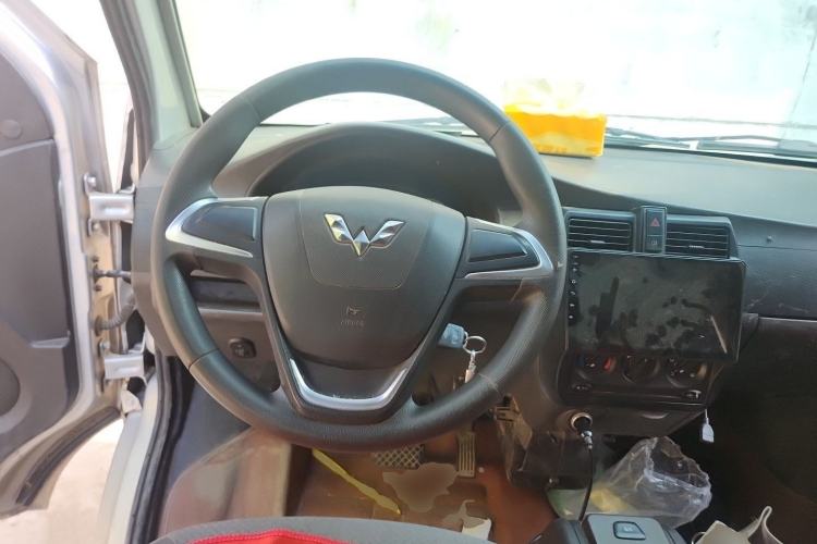 Used Wuling Rongguang EV 2022 Basic Model Enclosed-Window Vehicle with 2 Seats Equipped with Penghui Battery Steering Wheel