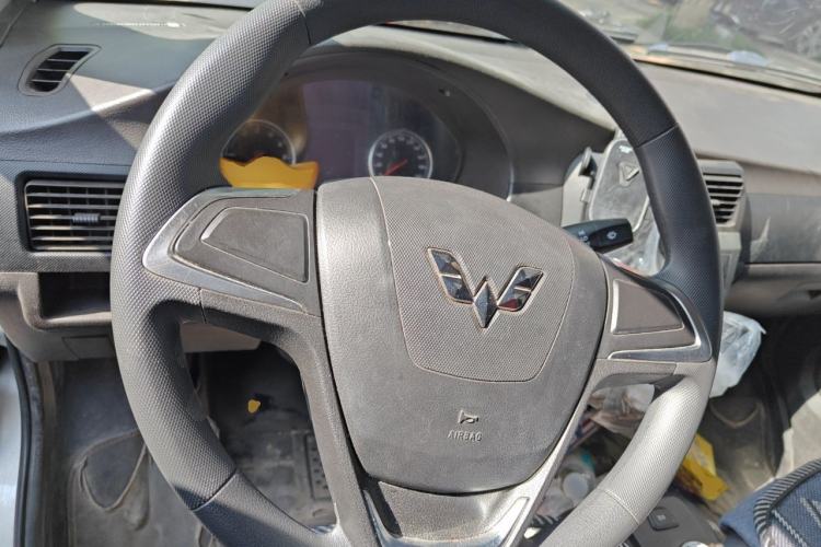 Used Wuling Rongguang EV 2022 Basic Model Enclosed-Window Vehicle with 2 Seats Equipped with Penghui Battery Steering Wheel