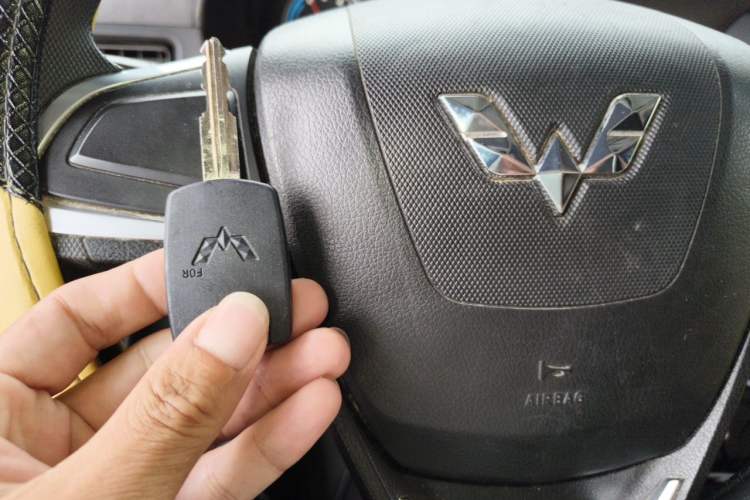 Used Wuling Rongguang EV 2022 Basic Passenger Bus Powered by Penghui Battery Vehicle Key