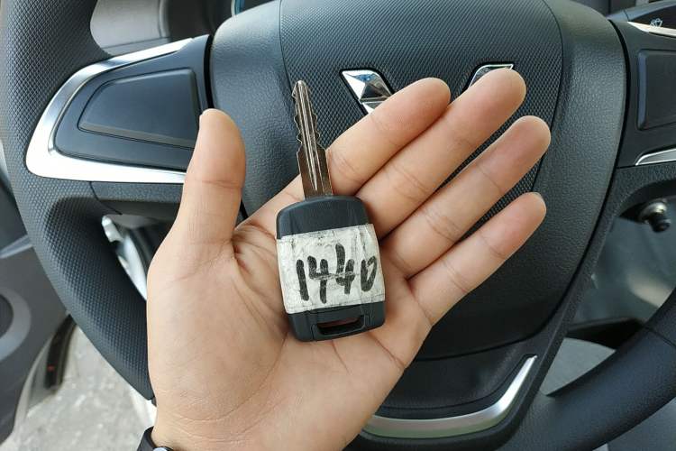 Used Wuling Rongguang EV 2022 Basic Passenger Bus Powered by Penghui Battery Vehicle Key