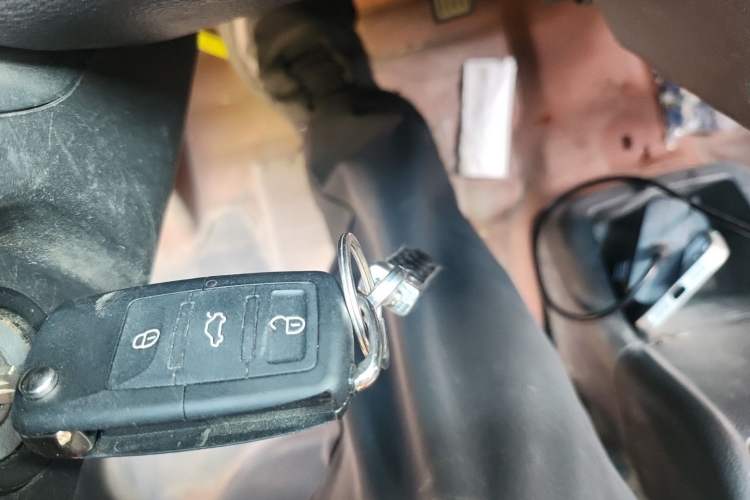 Used Wuling Rongguang EV 2022 Basic Model Enclosed-Window Vehicle with 2 Seats Equipped with Penghui Battery Vehicle Key