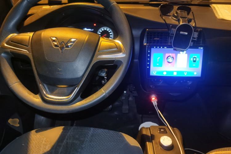 Used Wuling Rongguang EV 2022 Basic Passenger Bus Powered by Penghui Battery Center Console