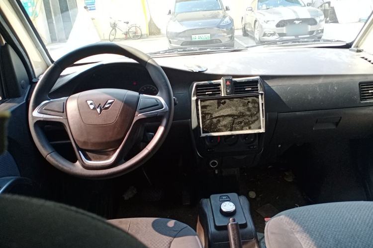 Used Wuling Rongguang EV 2022 Basic Passenger Bus Powered by Penghui Battery Center Console