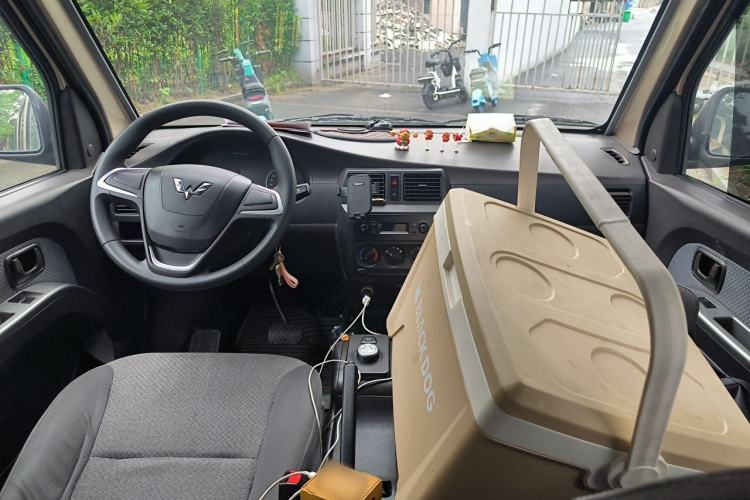 Used Wuling Rongguang EV 2022 Basic Passenger Bus Powered by Penghui Battery Center Console