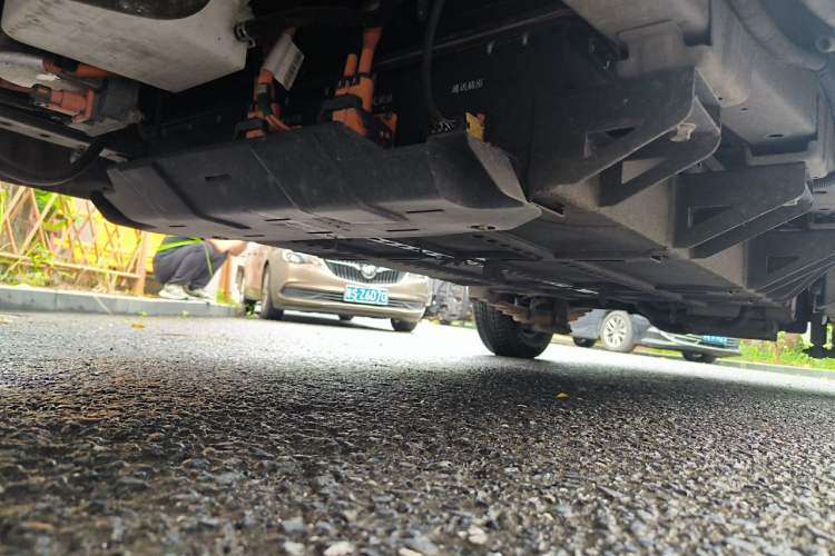 Used Wuling Rongguang EV 2022 Basic Passenger Bus Powered by Penghui Battery Chassis Front Left