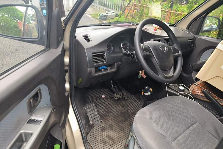 Used Wuling Rongguang EV 2022 Basic Passenger Bus Powered by Penghui Battery Driver Seat