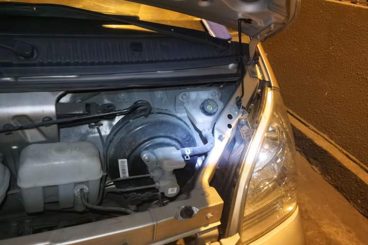 Used Wuling Rongguang EV 2022 Basic Passenger Bus Powered by Penghui Battery Engine Bay Left