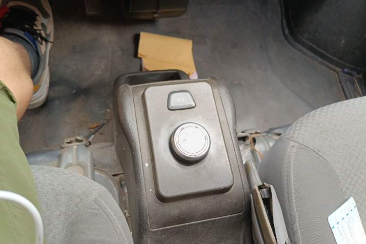 Used Wuling Rongguang EV 2022 Basic Model Enclosed-Window Vehicle with 2 Seats Equipped with Penghui Battery Gear Lever