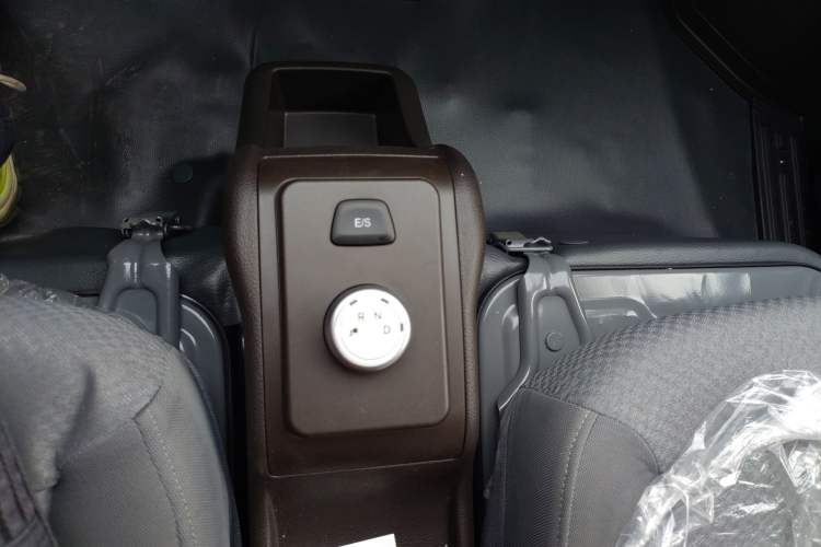 Used Wuling Rongguang EV 2022 Basic Passenger Bus Powered by Penghui Battery Gear Lever