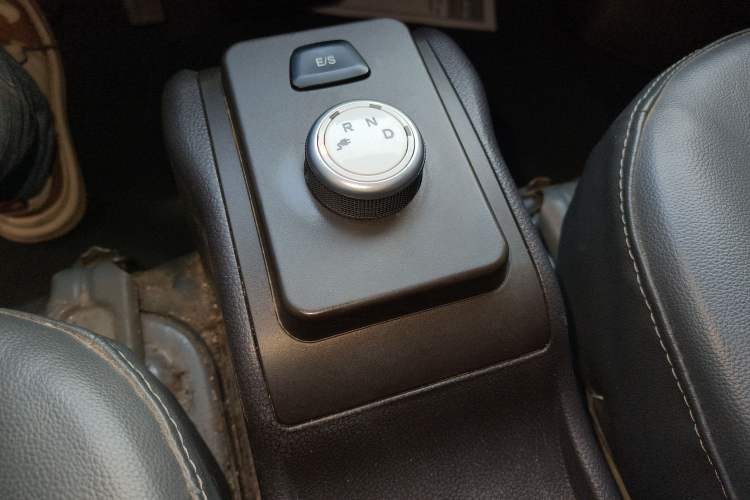 Used Wuling Rongguang EV 2022 Base Model Enclosed Cabin Vehicle 2 Seats CATL Gear Lever
