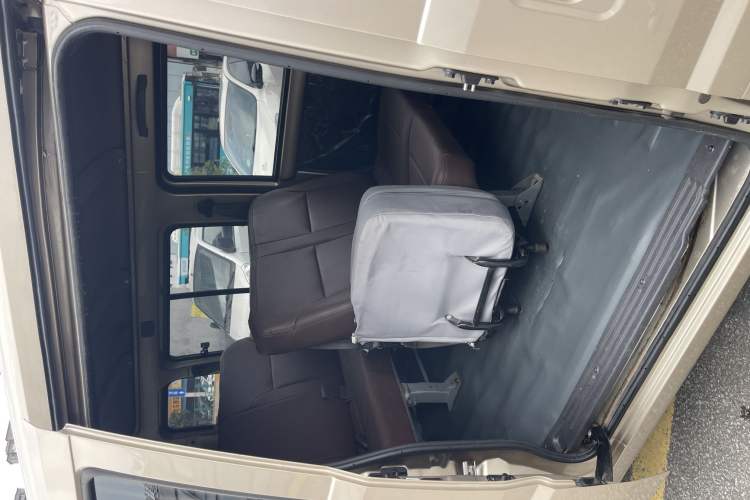 Used Wuling Rongguang EV 2022 Basic Passenger Bus Powered by Penghui Battery Interior 3