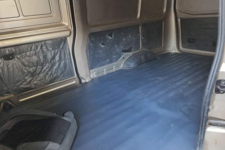 Used Wuling Rongguang EV 2022 Base Model Enclosed Cabin Vehicle 2 Seats CATL Interior 4