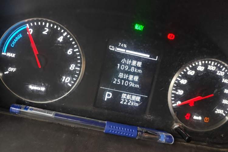 Used Wuling Rongguang EV 2022 Basic Passenger Bus Powered by Penghui Battery Odometer Close Up