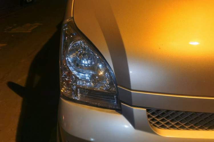 Used Wuling Rongguang EV 2022 Basic Passenger Bus Powered by Penghui Battery Right Front Headlight