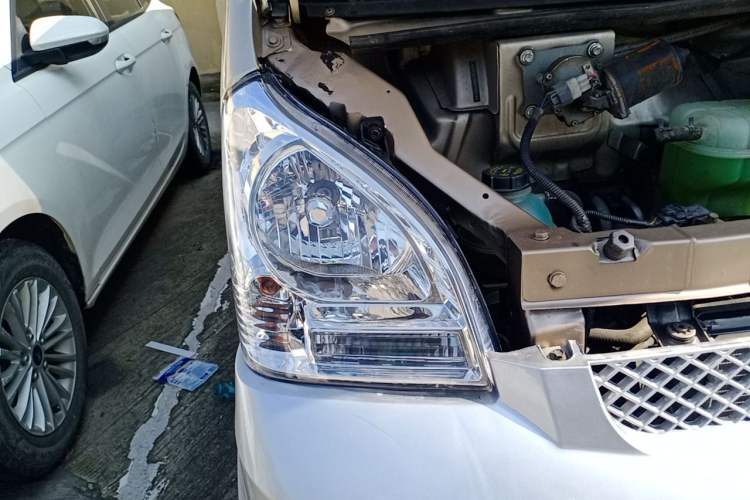 Used Wuling Rongguang EV 2022 Basic Passenger Bus Powered by Penghui Battery Right Front Headlight