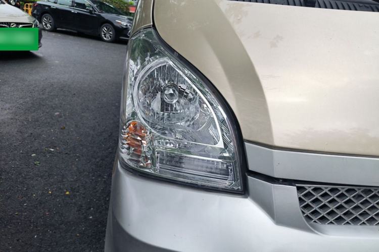 Used Wuling Rongguang EV 2022 Basic Passenger Bus Powered by Penghui Battery Right Front Headlight