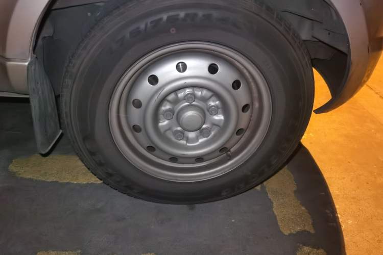 Used Wuling Rongguang EV 2022 Basic Passenger Bus Powered by Penghui Battery Right Front Wheel Hub