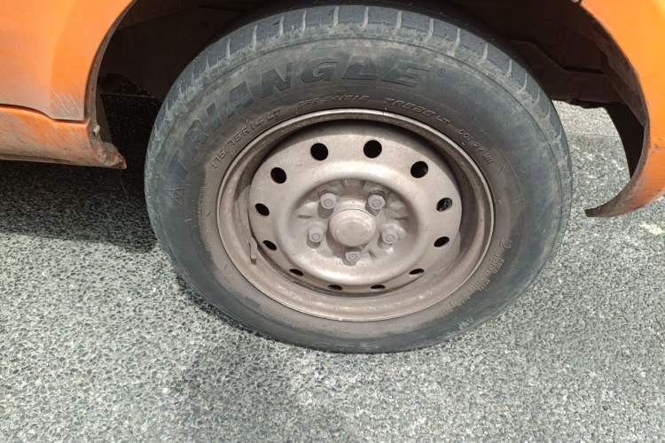 Used Wuling Rongguang EV 2022 Basic Model Enclosed-Window Vehicle with 2 Seats Equipped with Penghui Battery Right Front Wheel Hub