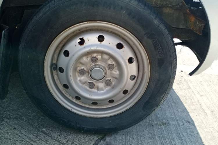 Used Wuling Rongguang EV 2022 Basic Passenger Bus Powered by Penghui Battery Right Front Wheel Hub