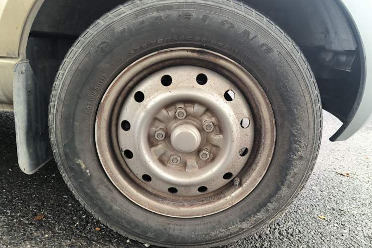 Used Wuling Rongguang EV 2022 Basic Passenger Bus Powered by Penghui Battery Right Front Wheel Hub