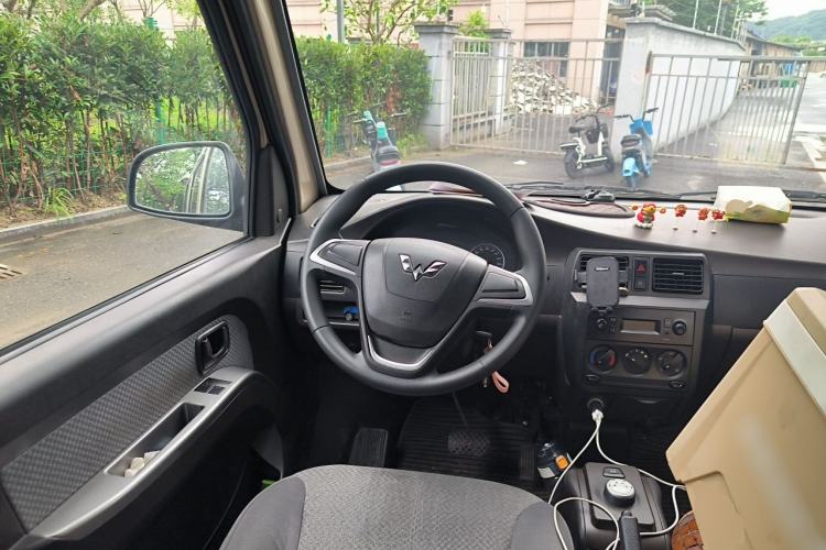 Used Wuling Rongguang EV 2022 Basic Passenger Bus Powered by Penghui Battery Steering Wheel