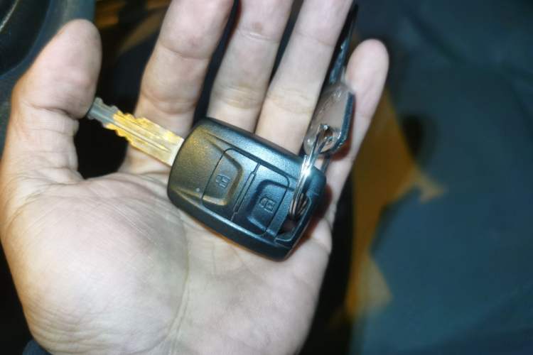 Used Wuling Rongguang EV 2022 Basic Passenger Bus Powered by Penghui Battery Vehicle Key
