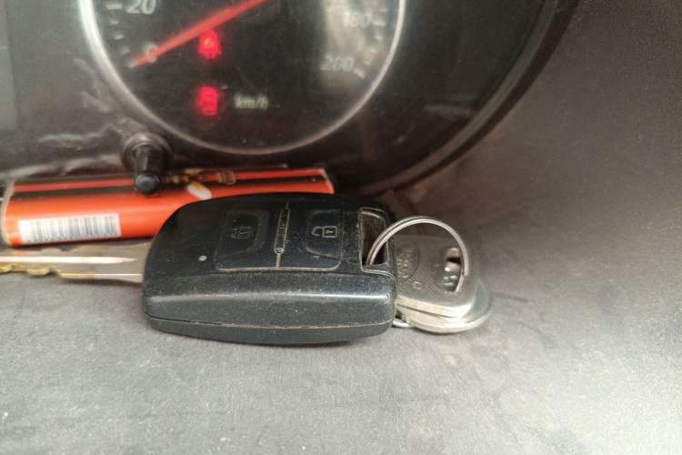 Used Wuling Rongguang EV 2022 Basic Model Enclosed-Window Vehicle with 2 Seats Equipped with Penghui Battery Vehicle Key