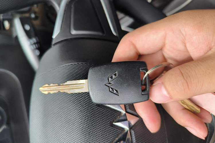 Used Wuling Rongguang EV 2022 Basic Passenger Bus Powered by Penghui Battery Vehicle Key