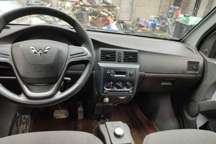 Used Wuling Rongguang EV 2023 Base Model Passenger Bus with Huating Battery Center Console