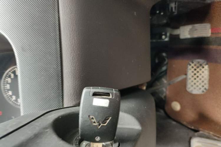 Used Wuling Rongguang EV 2023 Base Model Passenger Bus with Huating Battery Vehicle Key