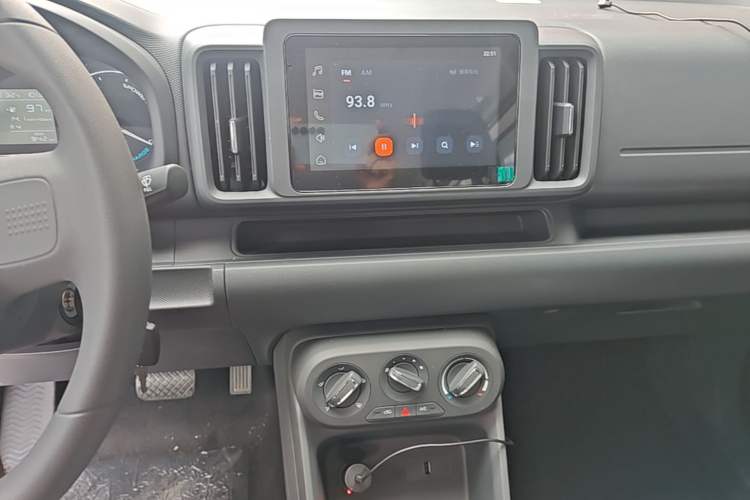 Used Wuling Rongguang EV 2026 Model 310km Standard Bus Version Audio And AC Panel