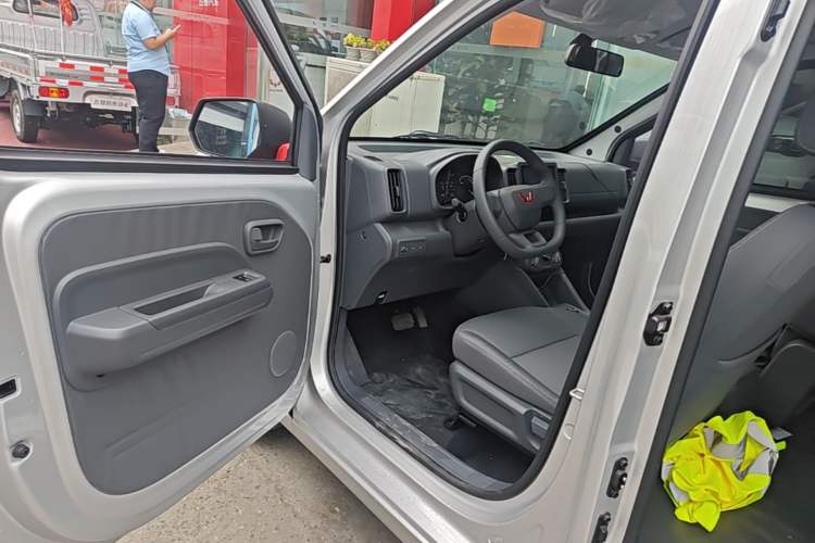 Used Wuling Rongguang EV 2026 Model 310km Standard Bus Version Driver Seat