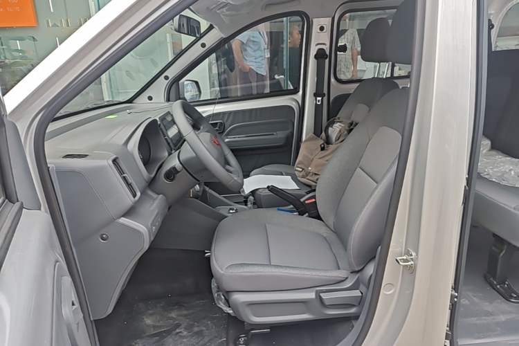 Used Wuling Rongguang EV 2026 Model 310km Standard Bus Version Left Front Seat