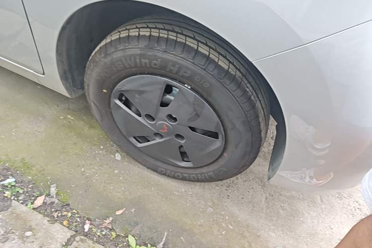 Used Wuling Rongguang EV 2026 Model 310km Standard Bus Version Right Front Wheel Hub