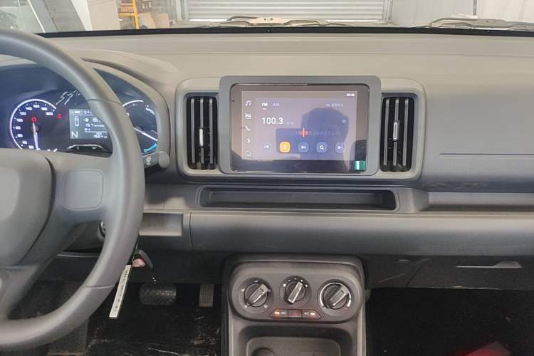 Used Wuling Rongguang EV 2026 Model 310km Standard Bus Version Audio And AC Panel