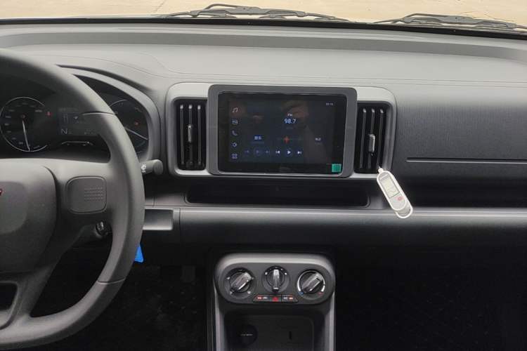 Used Wuling Rongguang EV 2026 Model 310km Standard Bus Version Audio And AC Panel